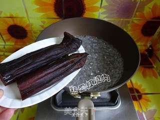 腊肉炒秋葵的做法步骤:2