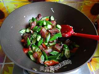腊肉炒秋葵的做法步骤:9