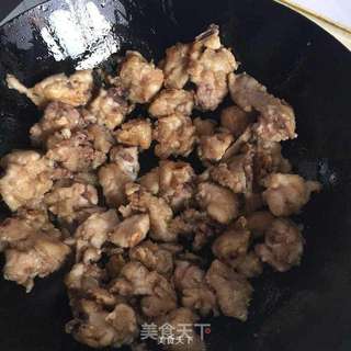 东北乱炖(小鸡炖蘑菇粉条土豆山药)的做法步骤:4