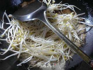 带豆炒绿豆芽的做法步骤：3
