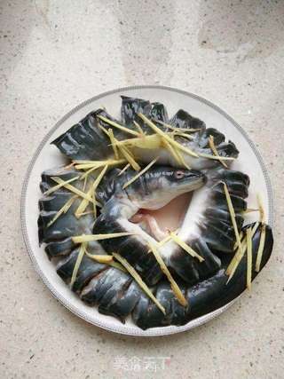 姜丝酸梅蒸鳗鱼的做法步骤:2