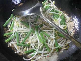 带豆炒绿豆芽的做法步骤：4