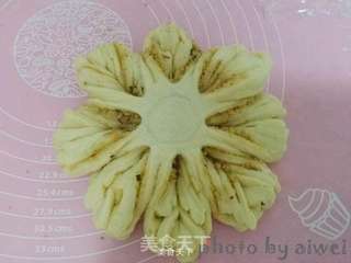 花朵肉松面包的做法步骤:12