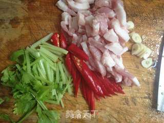 色香味十足的--肉条烧豆腐的做法步骤:2