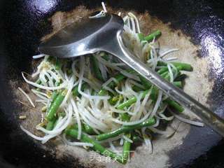 带豆炒绿豆芽的做法步骤：7