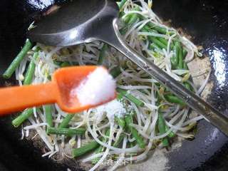 带豆炒绿豆芽的做法步骤：6