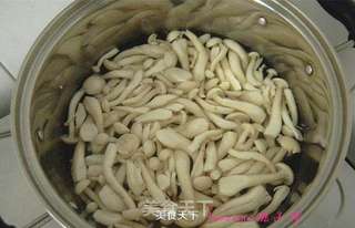 海鲜菇炒鸡蛋的做法步骤:3