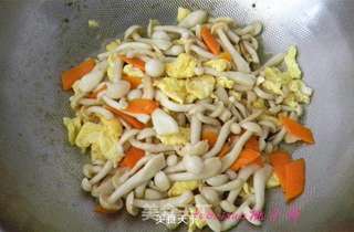 海鲜菇炒鸡蛋的做法步骤:9