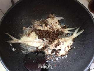 祝考生们鱼跃龙门--红烧辣豉白鲳鱼的做法步骤:3