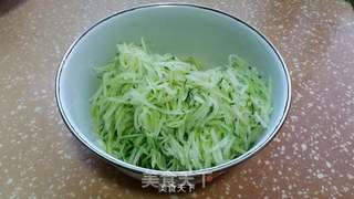 黄瓜虾皮蒸饺的做法步骤：2