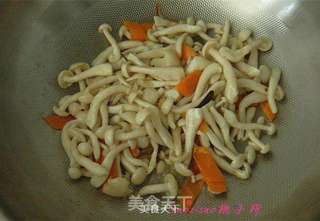 海鲜菇炒鸡蛋的做法步骤:7