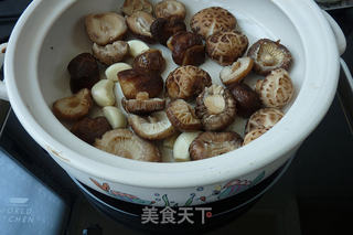 香菇煮腊肉的做法步骤:3