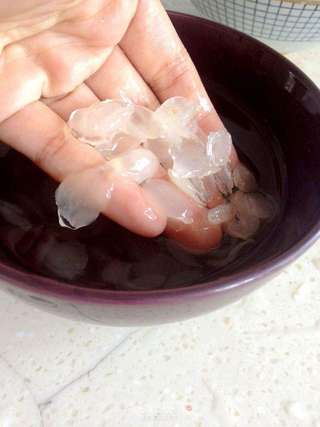 夏日甜蜜排毒佳品--桃胶水果羹的做法步骤:2