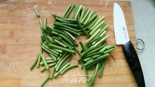 蒜苔炒腊肉的做法步骤:4