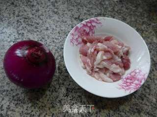 猪肉炒紫洋葱的做法步骤：1