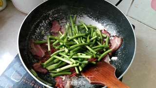 蒜苔炒腊肉的做法步骤:9