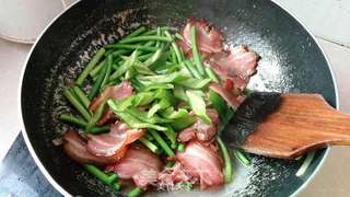 蒜苔炒腊肉的做法步骤:10