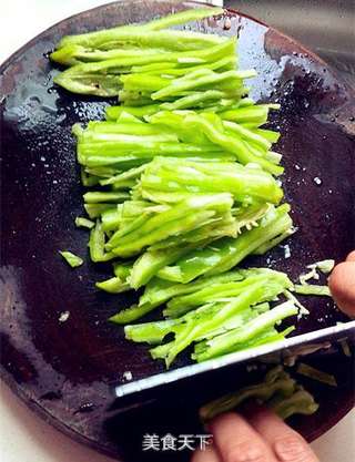 青椒肉丝的做法步骤:2
