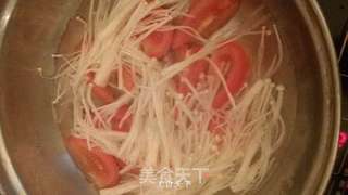 金针菇番茄鸡蛋汤的做法步骤:2