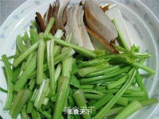 降血压食谱-----香干芹菜的做法步骤：1