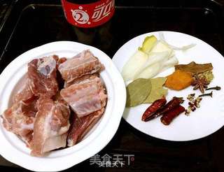 可媲美糖醋排骨的流行菜式:可乐排骨的做法步骤:2