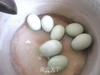 简单的自制流油咸鸭蛋的做法步骤:7