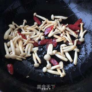 白玉菇炒腊肠的做法步骤:8