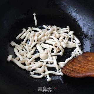 白玉菇炒腊肠的做法步骤:6