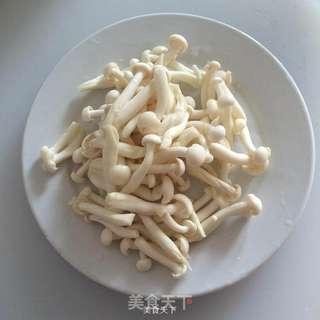白玉菇炒腊肠的做法步骤:2