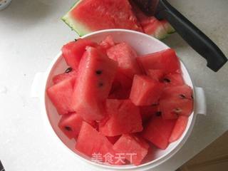 鲜榨西瓜汁的做法步骤:2