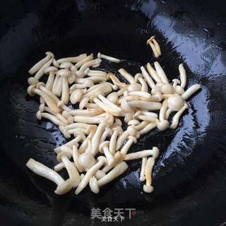 白玉菇炒腊肠的做法步骤:7