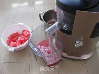 鲜榨西瓜汁的做法步骤:4