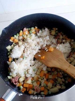 剩饭的华丽变身——培根芝士焗饭的做法步骤:3