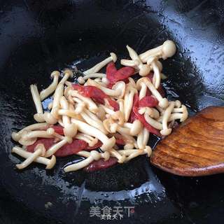 白玉菇炒腊肠的做法步骤:9