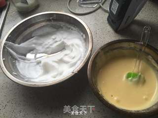 酸奶戚风蛋糕(6寸)的做法步骤:11