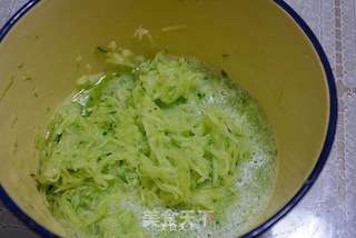 牛肉黄瓜馅包子的做法步骤:3