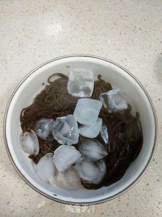 海蜇拌蕨根粉的做法步骤:4