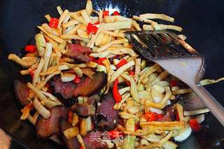 萝卜干炒腊肉的做法步骤:8