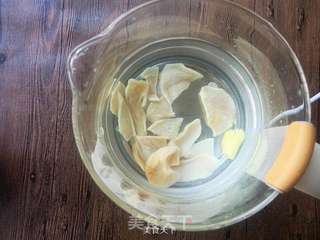广东靓汤:熬夜必备花旗参响螺片汤的做法步骤:2