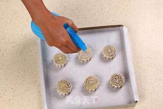 自己在家制作美味可口的广式月饼的做法步骤:11