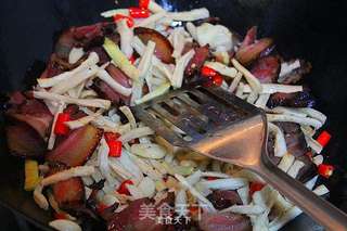 萝卜干炒腊肉的做法步骤:7