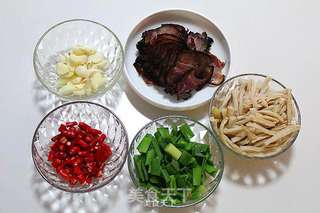 萝卜干炒腊肉的做法步骤:4