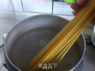 虾仁青酱意面的做法步骤:11