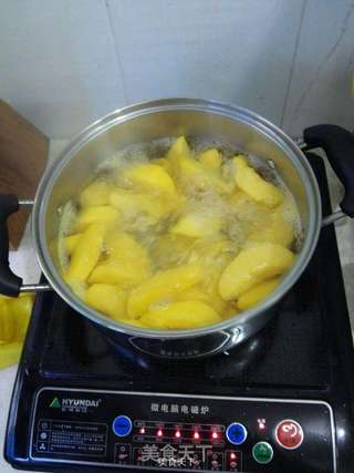 黄桃罐头的做法步骤:2