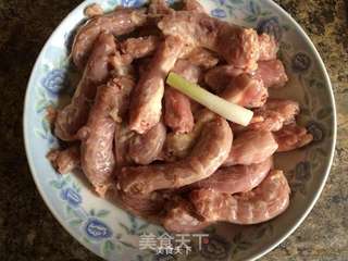 香辣鸡脖的做法步骤：1