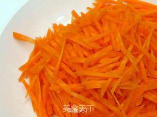 咸蛋炒红萝丝 ☆ 咸蛋炒蔬 3的做法步骤：1