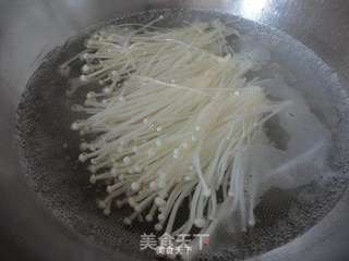 #炝拌金针菇的做法图解8