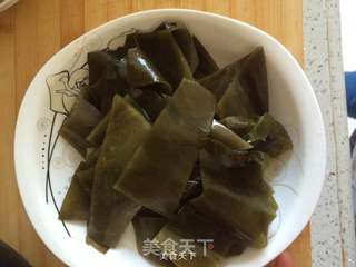 海带香菇炖大骨汤的做法步骤：2