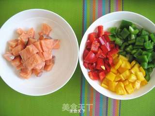 彩椒三文鱼串的做法步骤:2