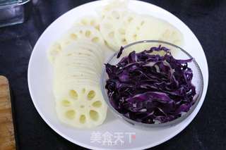 清凉酸爽的夏日小菜--胭脂藕的做法步骤:2